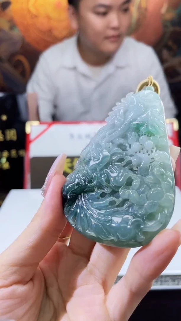 翡翠未镶嵌颈饰多样性发其一