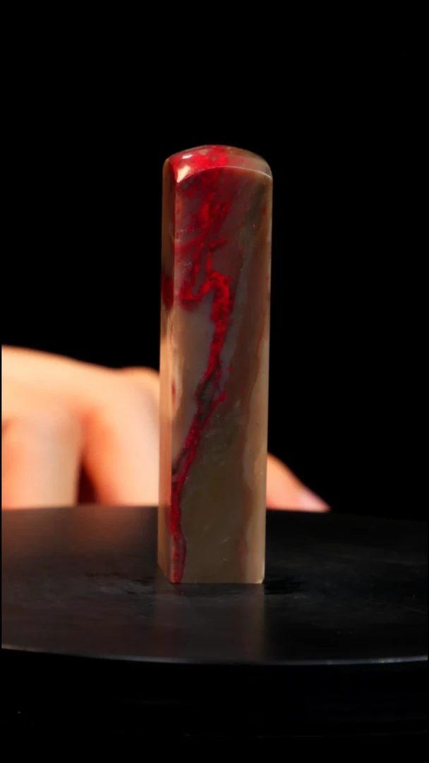 鸡血石牛角冻鸡血石