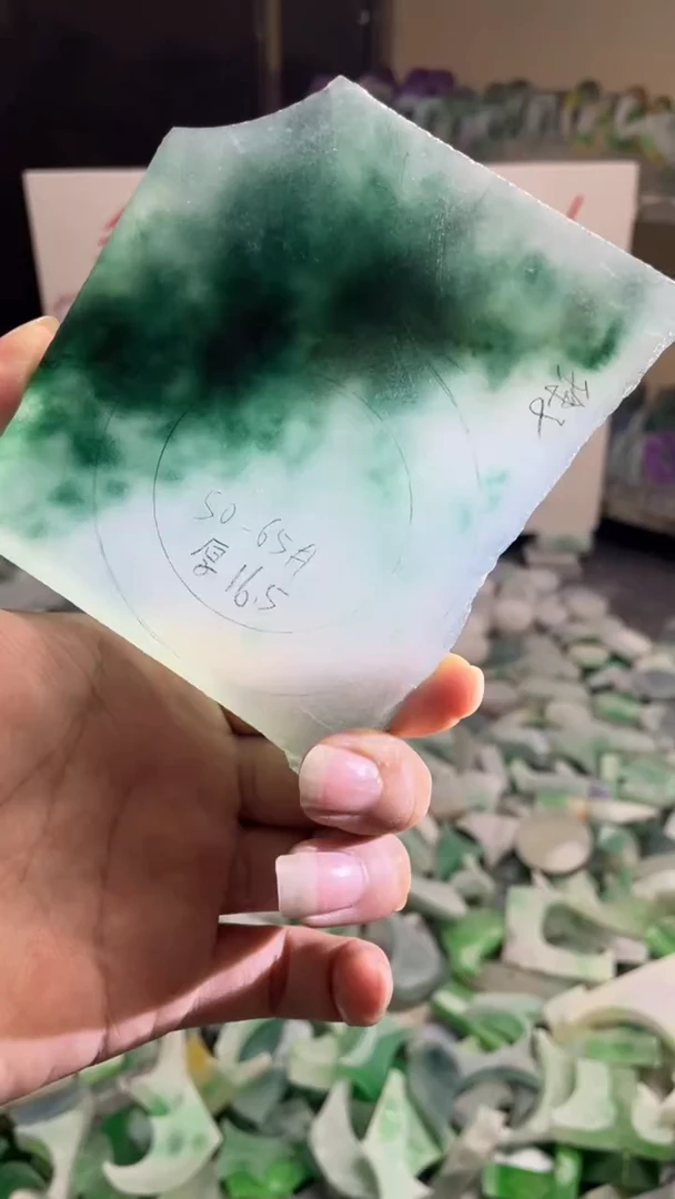 玉不规则花色边角毛料