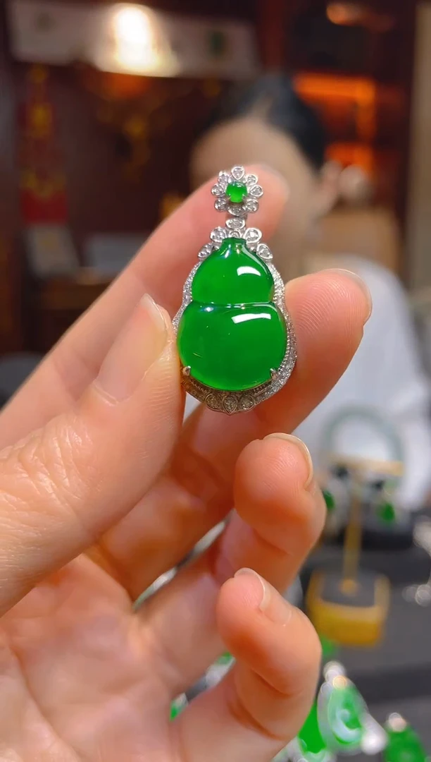 【闪购商品】翡翠颈饰18K金镶嵌117720天然A货翡翠葫芦吊坠