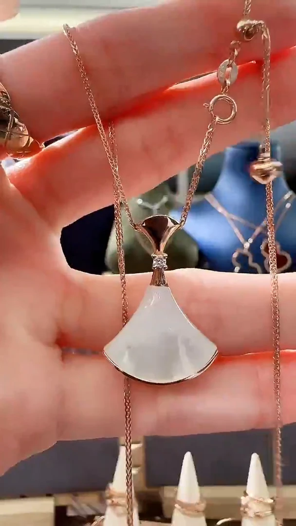 吊坠不含链贝壳（贝母）18K金镶嵌18K金钻石裙子吊坠