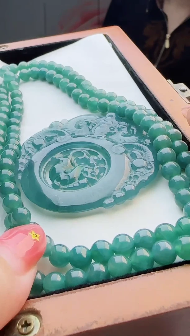 翡翠未镶嵌颈饰多样性发货其中一件