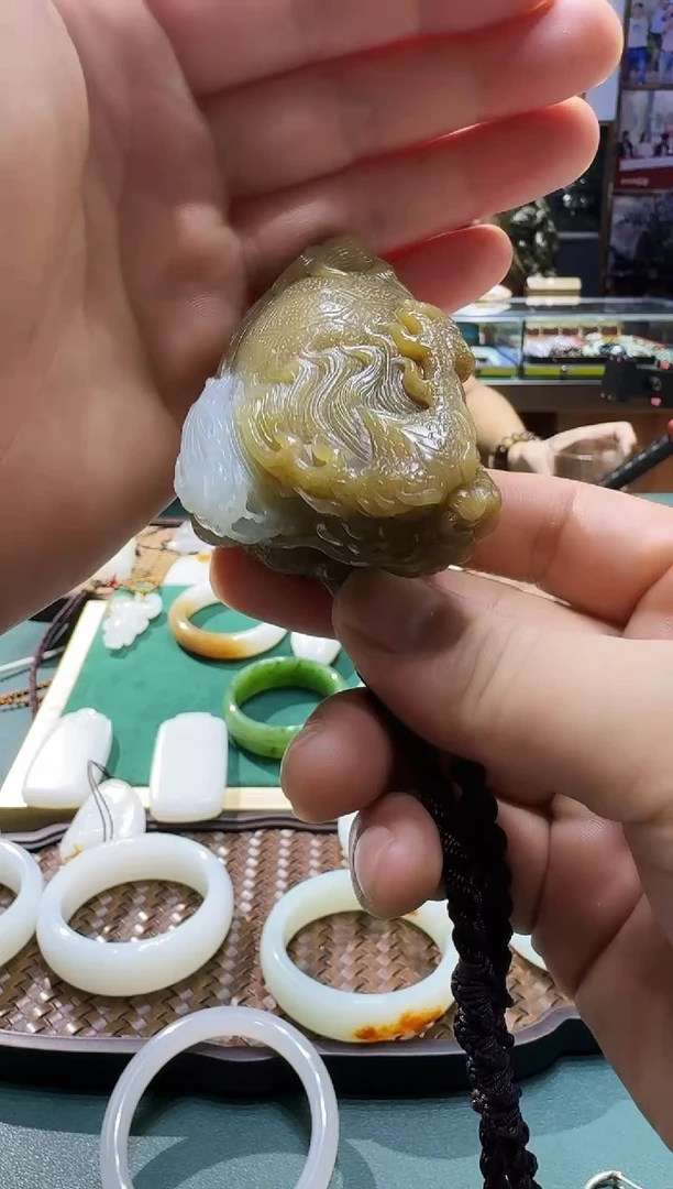 颈饰未镶嵌和田玉手把件