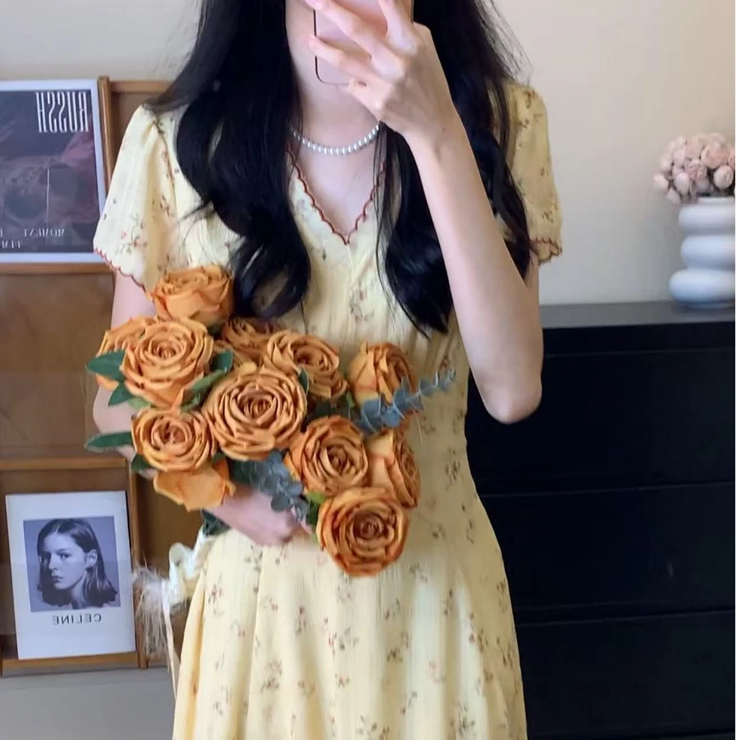 LI吧啦-2025纯欲气质V领小岛蔷薇碎花显瘦小众设计感连衣裙