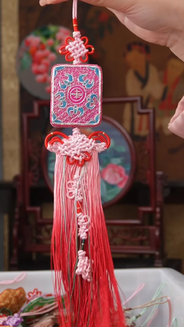 刺绣非遗绣花小吊坠