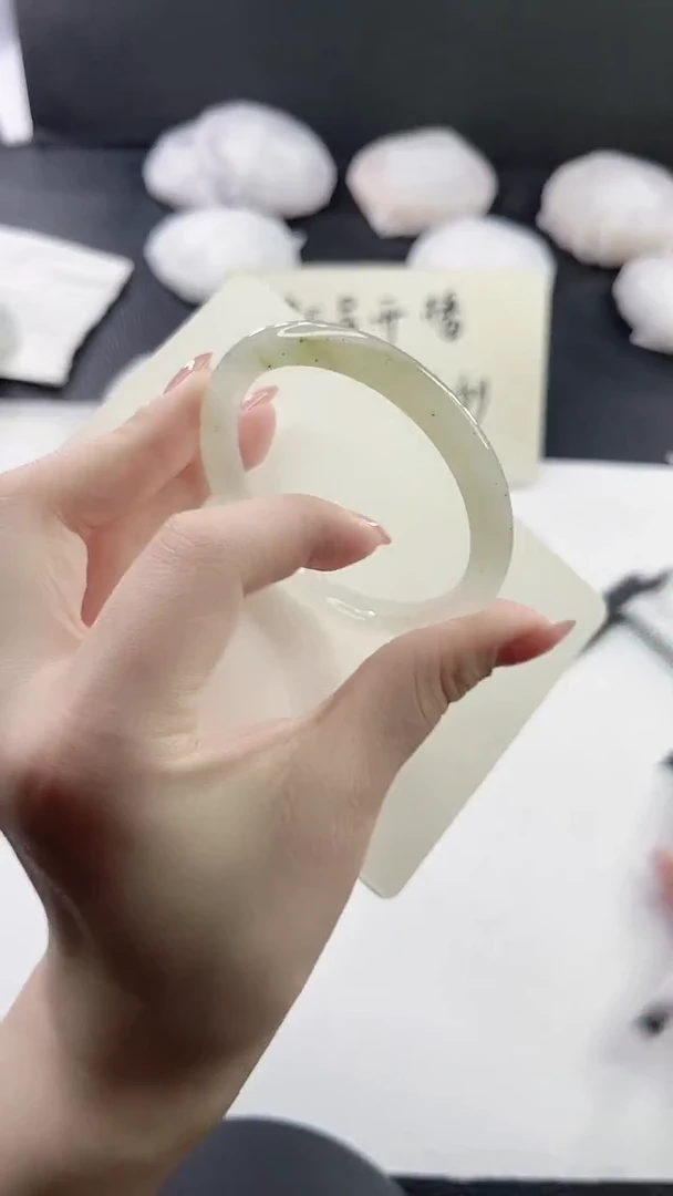 未镶嵌手镯石英质玉L236