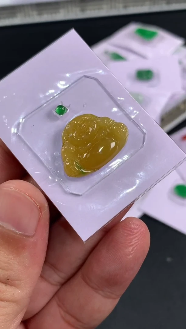 未镶嵌定制翡翠玫***。翡翠