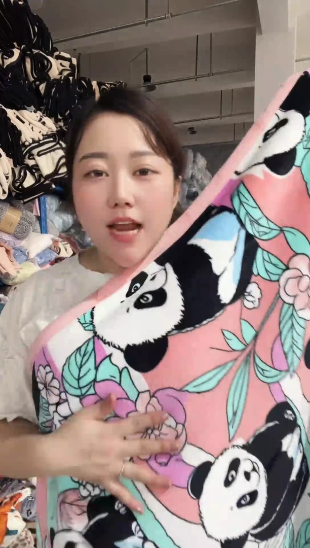 混纺主播手上展示的产品