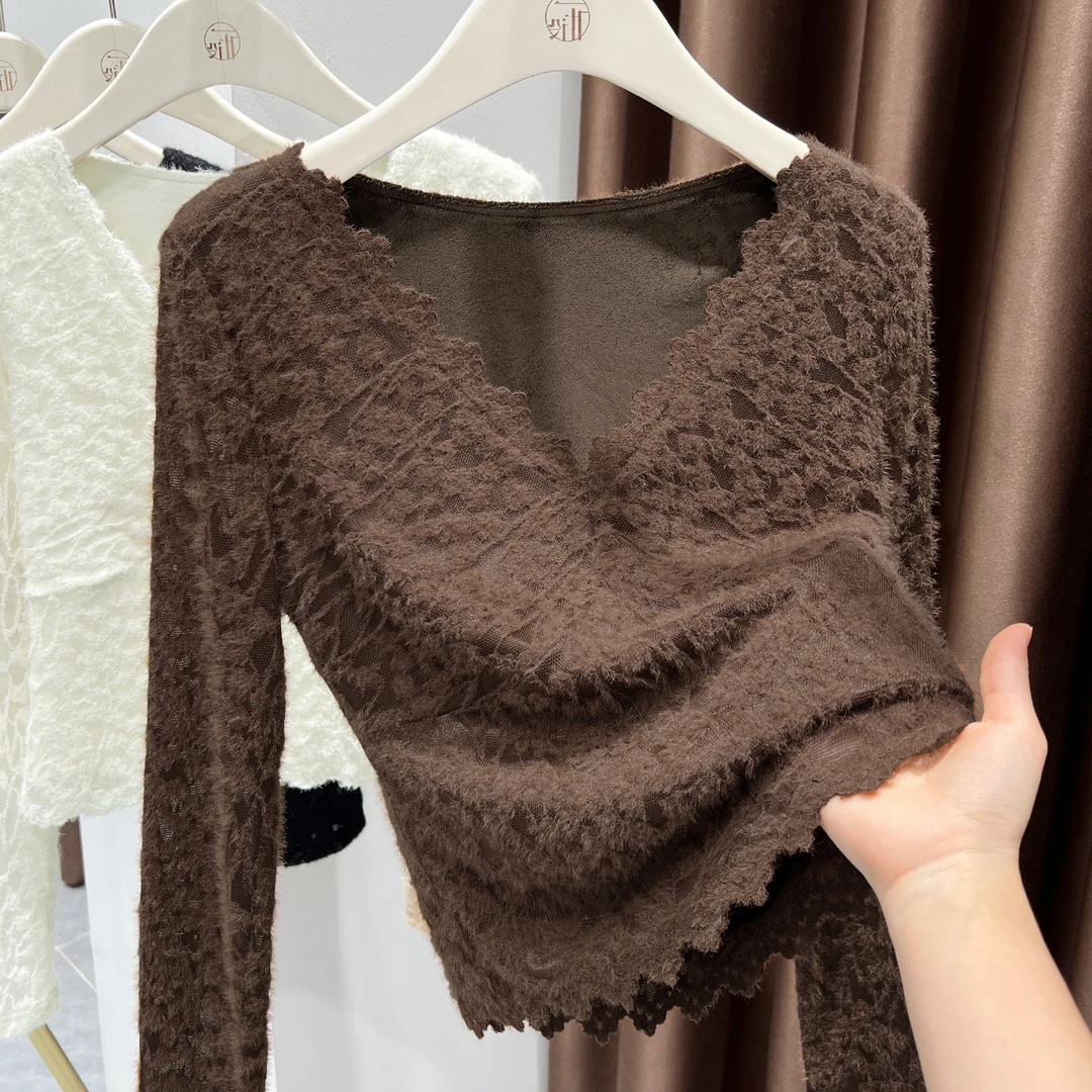 轻奢咖色时髦感低领加绒蕾丝衫秋冬爆款高级感保暖内搭花纹上衣