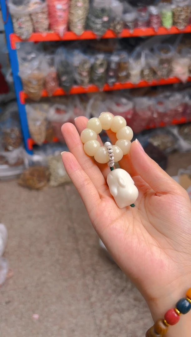 吊坠菩提根/象牙果荔枝栋手捻带白色兔