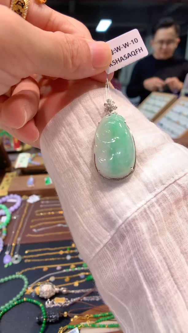 吊坠(不含链)18K金镶嵌翡翠如意