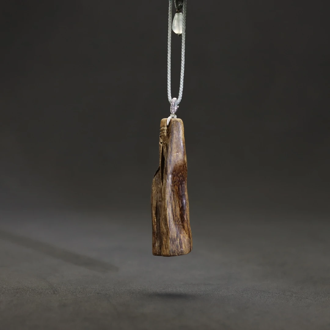 A1441 文莱沉香随形挂坠59mm×19mm×15.6g9.3g含编绳