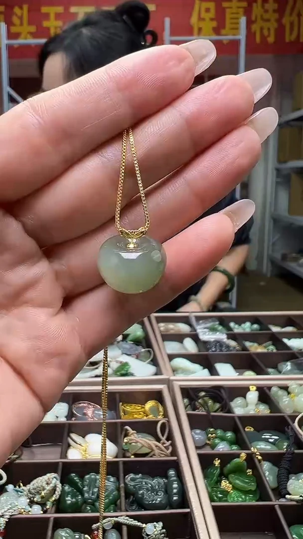 颈饰18K金镶嵌和田玉(多样性发货.发其一）15
