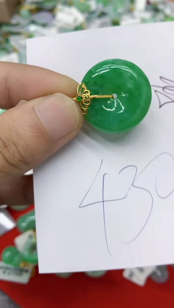 翡翠18K金镶嵌颈饰翡翠