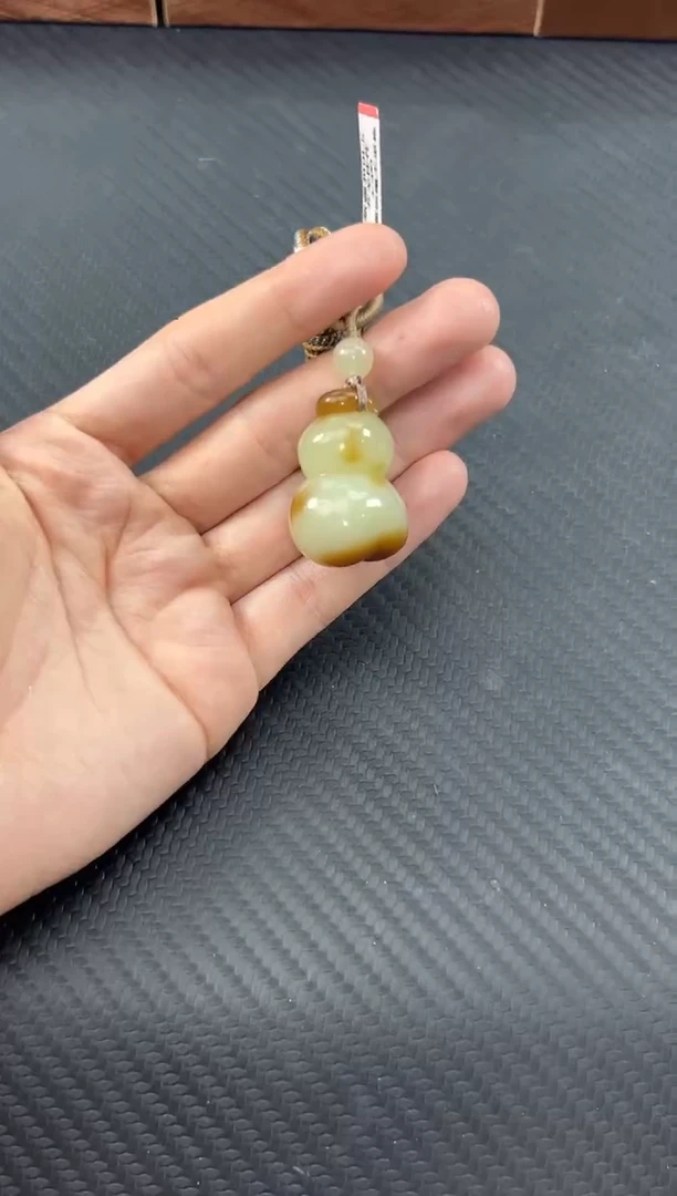 和田玉未镶嵌吊坠(赠链)若羌微色差吊坠