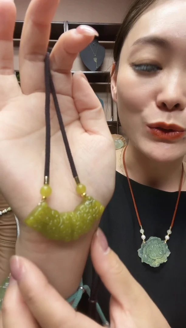 岫玉未镶嵌吊坠多样性发货发其中之一