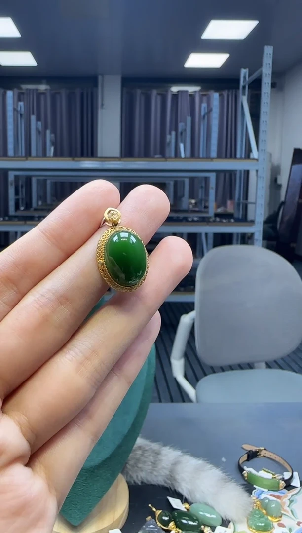 18K金镶嵌和田玉挂件1