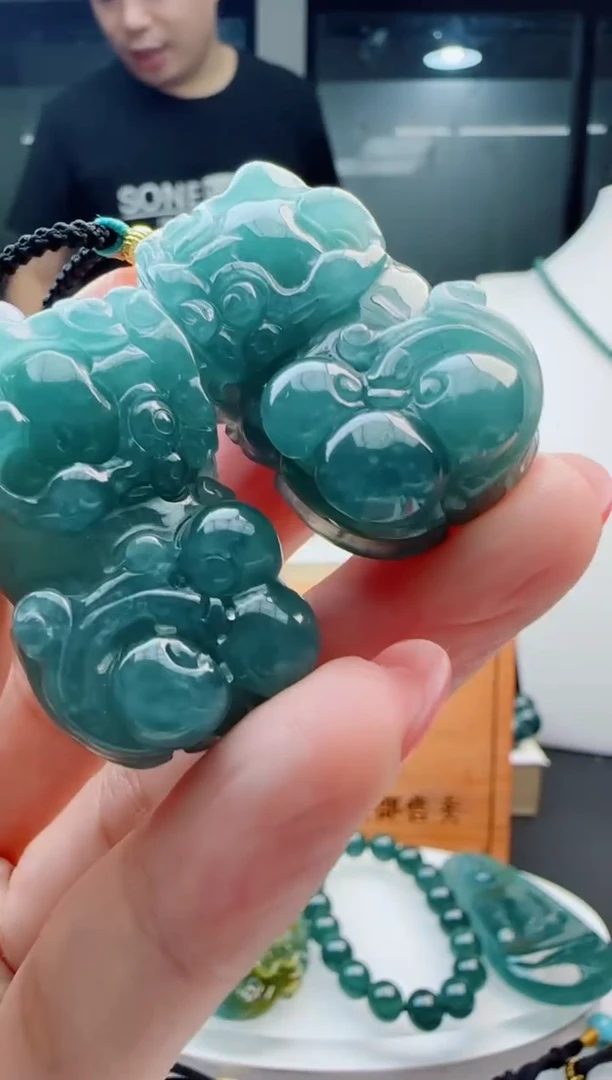 翡翠未镶嵌颈饰多样性发货其中一件