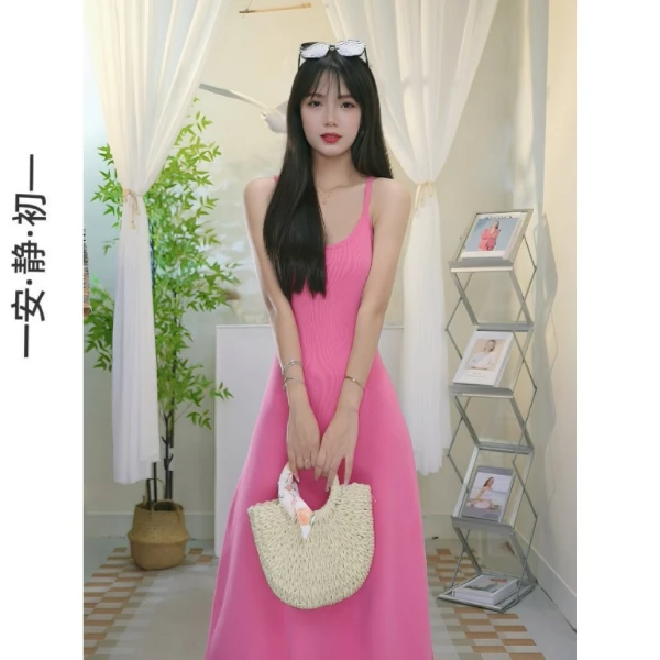 B性感甜辣U领连衣裙女2025夏新款修身气质度假风纯色韩系吊带长裙