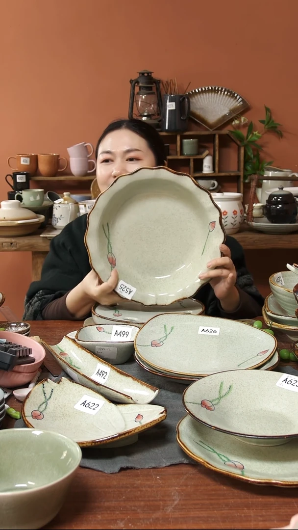 陶瓷A525 一只花边手绘荷花黑点30*7可能微