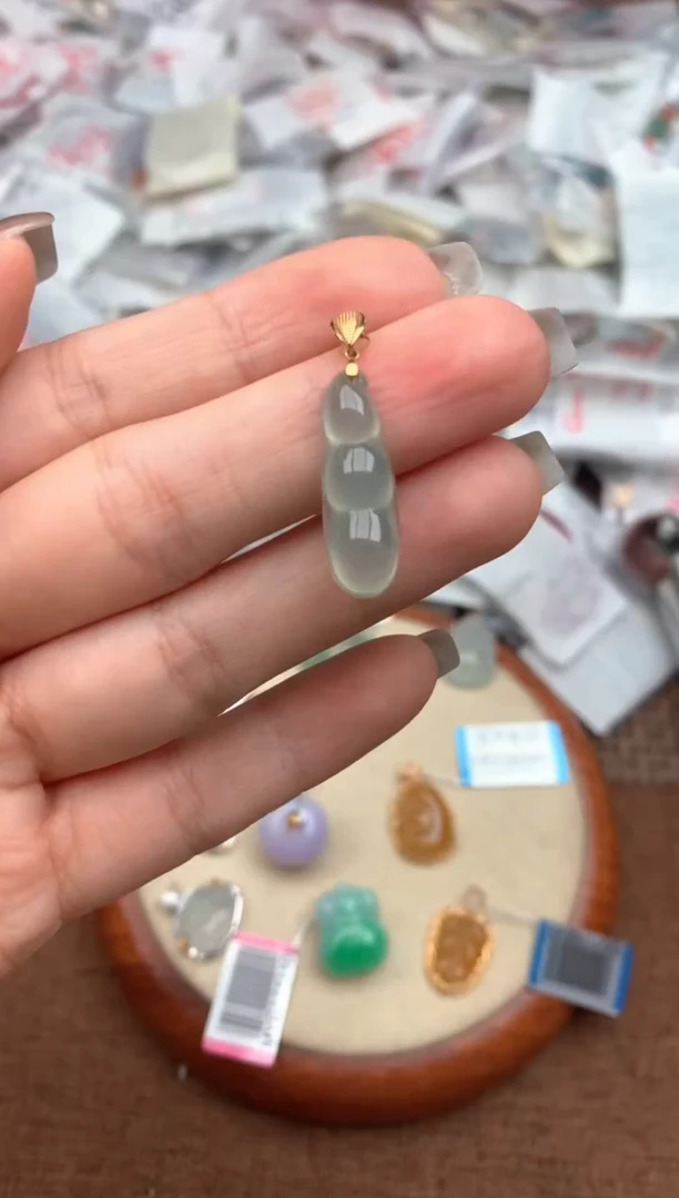 18K金镶嵌挂件翡翠—