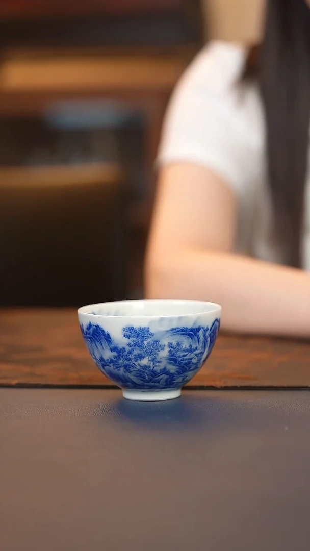 青花山水鸡心杯 青花山水鸡心杯