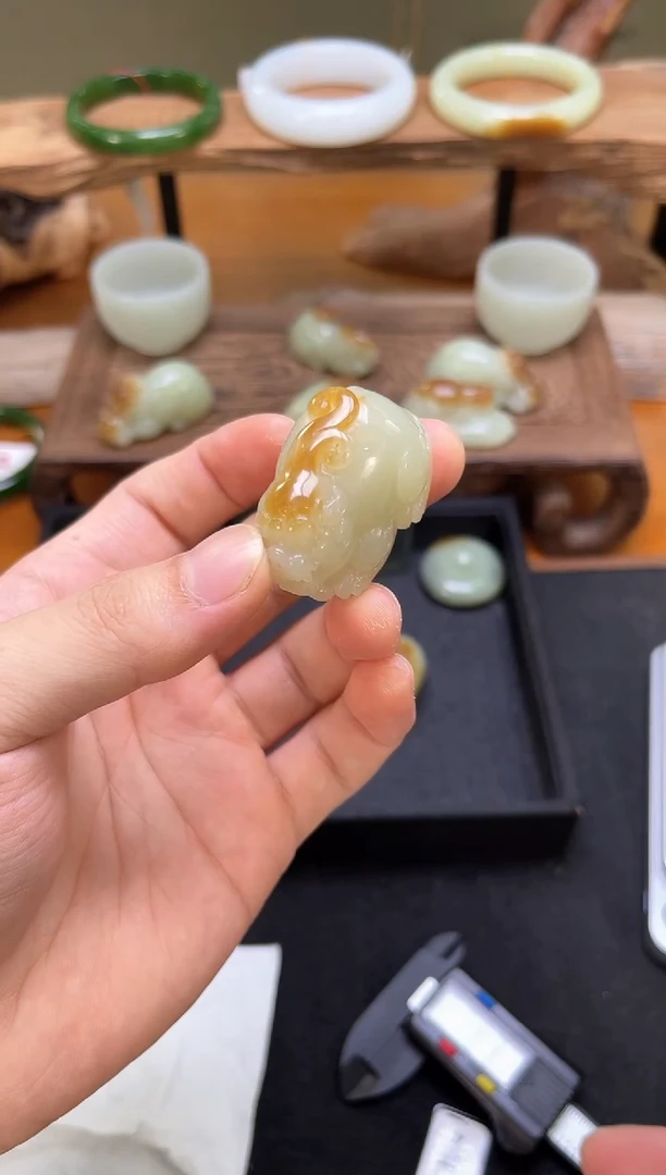 吊坠(不含链)未镶嵌和田玉邪****?若羌糖黄 貔貅 72