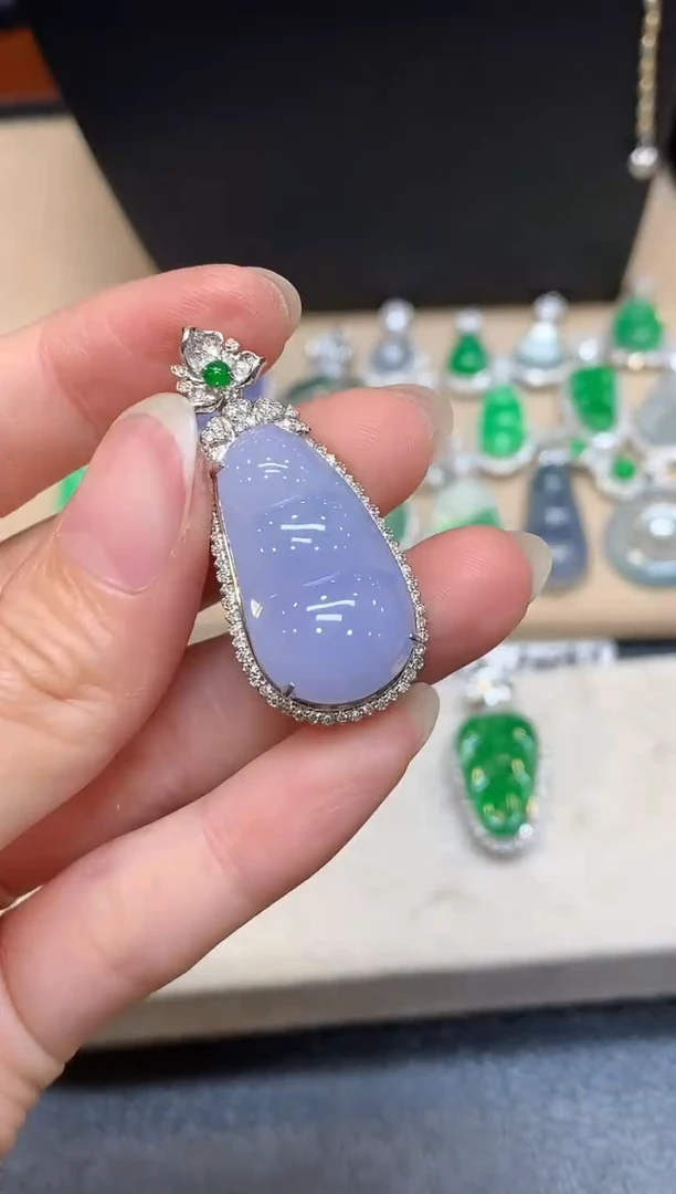 颈饰18K金镶嵌翡翠福豆【无服务费