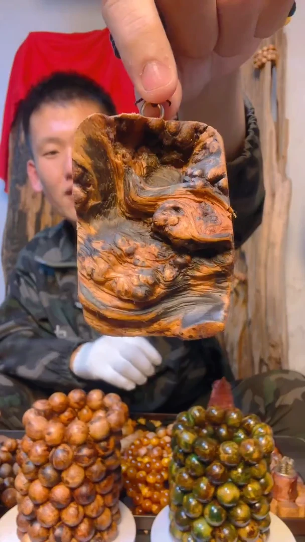 松木（琥珀木）把件雷击木手把件竞拍