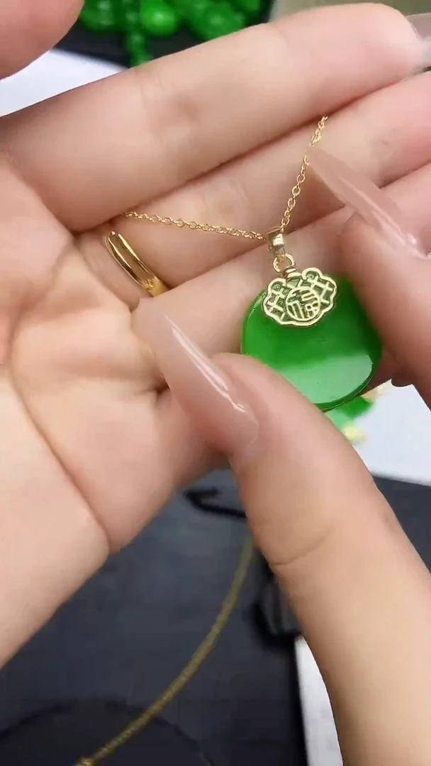吊坠(赠链)未镶嵌翡翠翡翠满绿圆牌吊坠h175
