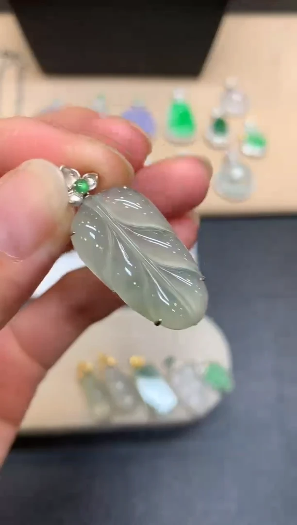 颈饰18K金镶嵌翡翠树叶【无服务费