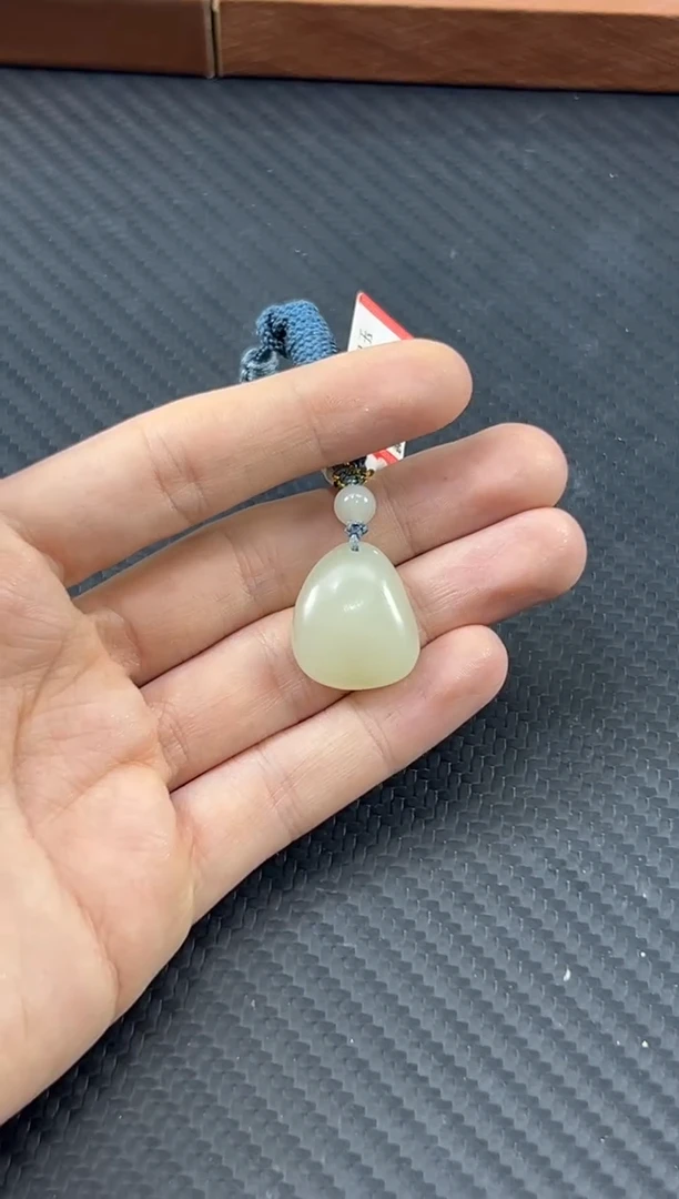 和田玉未镶嵌吊坠(赠链)且末微色差迪克兰一细吊坠