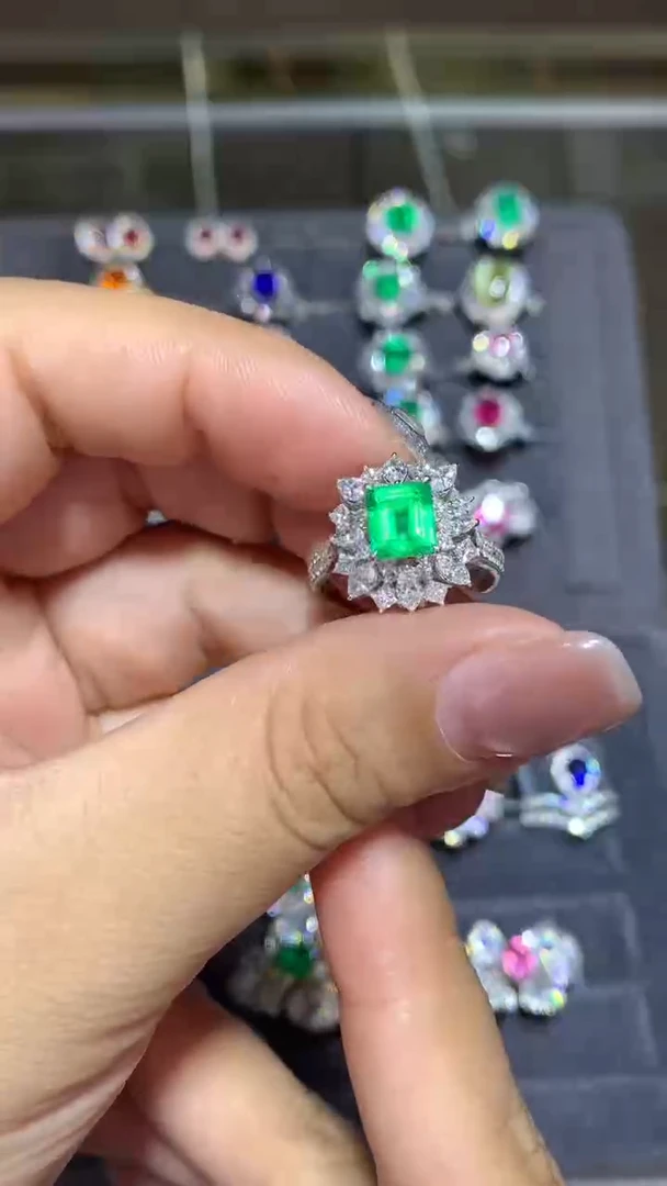 18K金镶嵌戒指祖母绿1.06CT