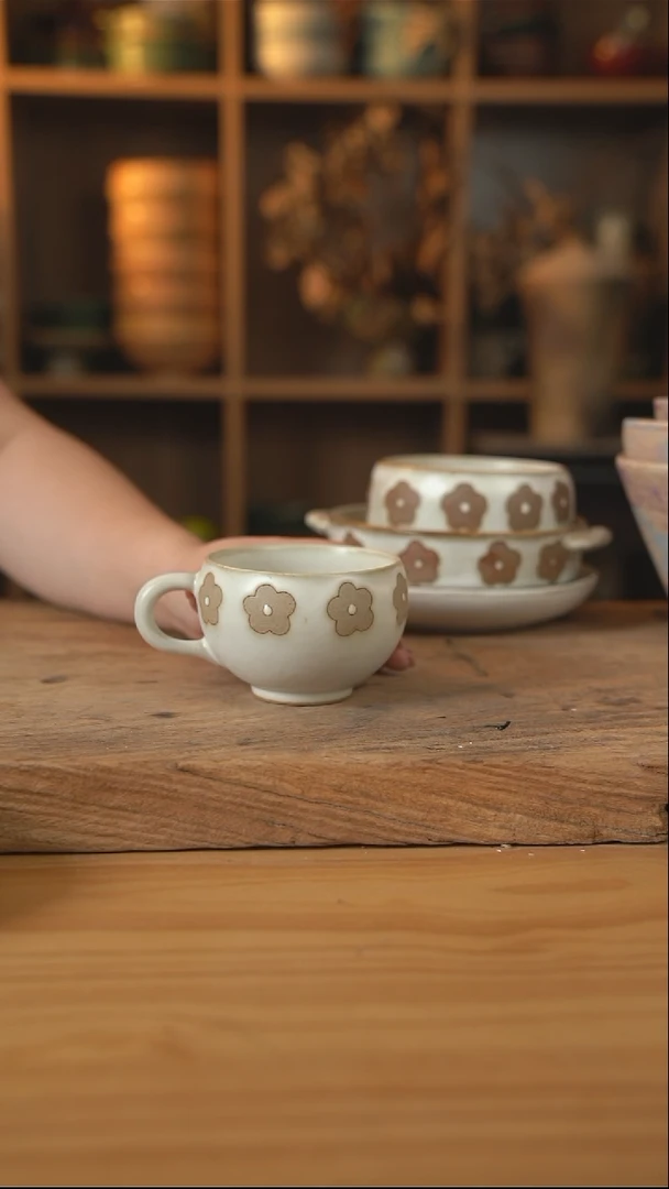 白色雕刻小花花的大肚杯子1个