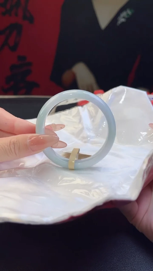 【闪购商品】翡翠手镯未镶嵌11翡翠手镯(微瑕）