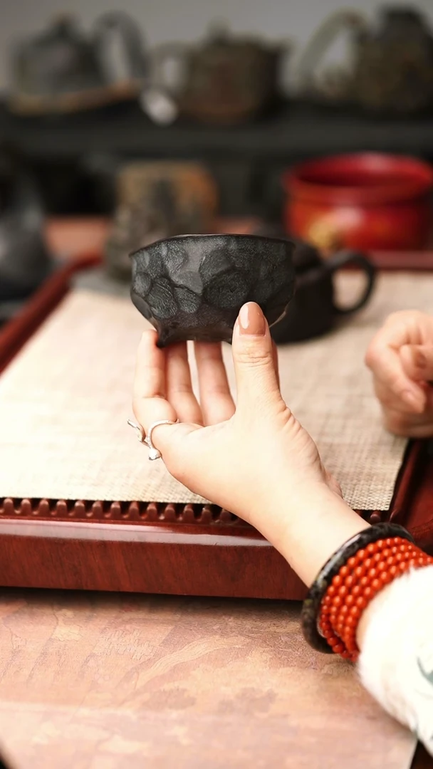 归玉堂冰碛岩重工雕刻手凿三足杯