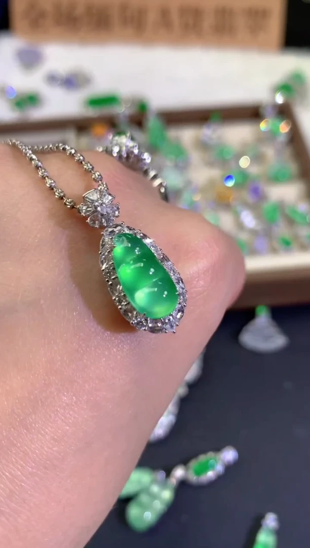 吊坠(不含链)18K金镶嵌翡翠丫*A802|55000