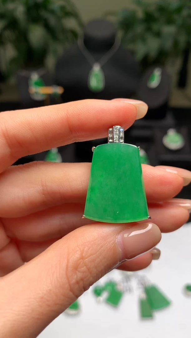 颈饰18K金镶嵌翡翠无事牌