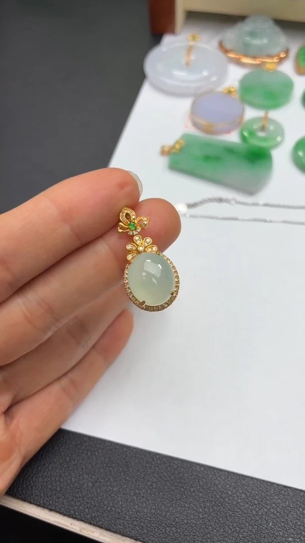 颈饰18K金镶嵌翡翠天然翡翠A货