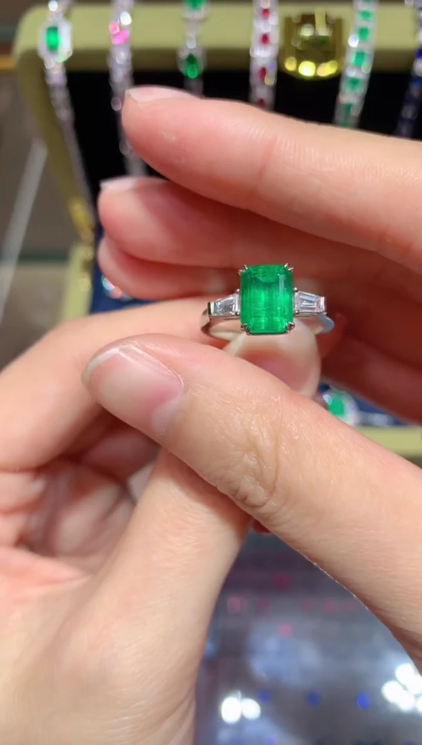 【闪购商品】祖母绿戒指18K金镶嵌2.4ct