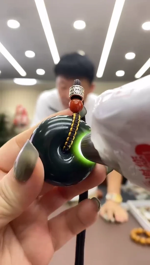 颈饰未镶嵌透闪石质玉吊坠