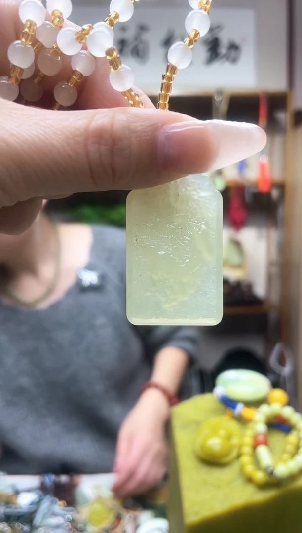 未镶嵌岫玉吊坠`