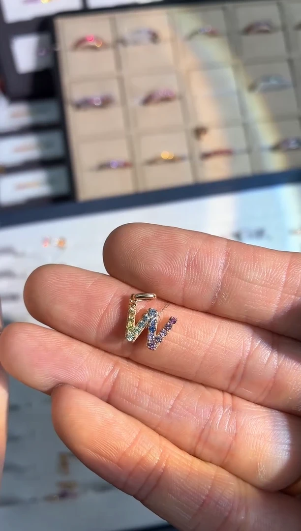 吊坠彩色蓝宝石18K金镶嵌小***灵【闪购】双旦礼遇季/W款