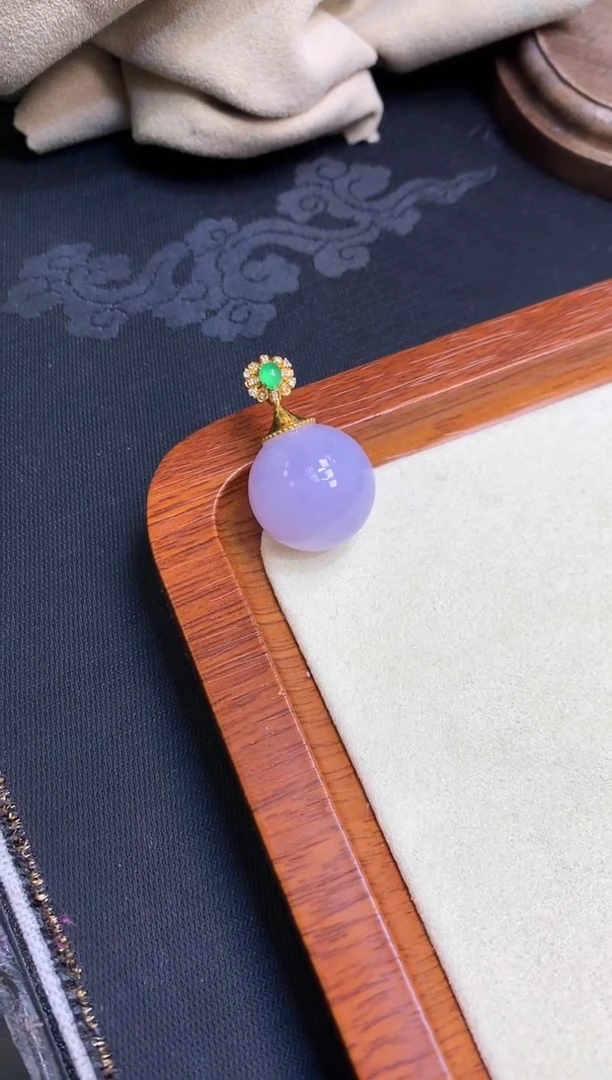18K金镶嵌挂件翡翠珠子