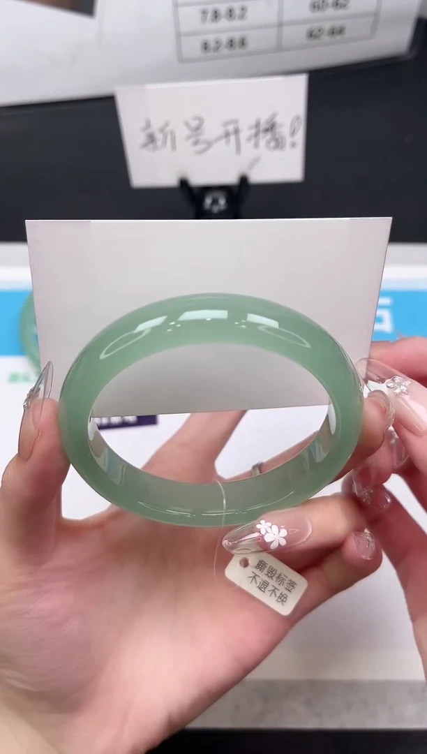 未镶嵌手镯石英质玉105-63.1