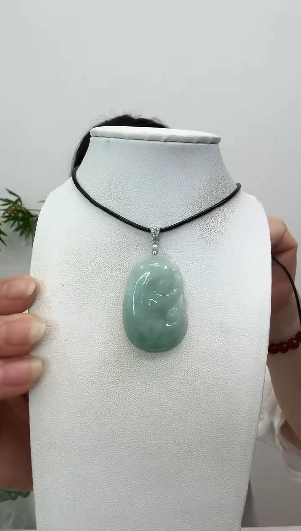 翡翠银S925镶嵌颈饰如意