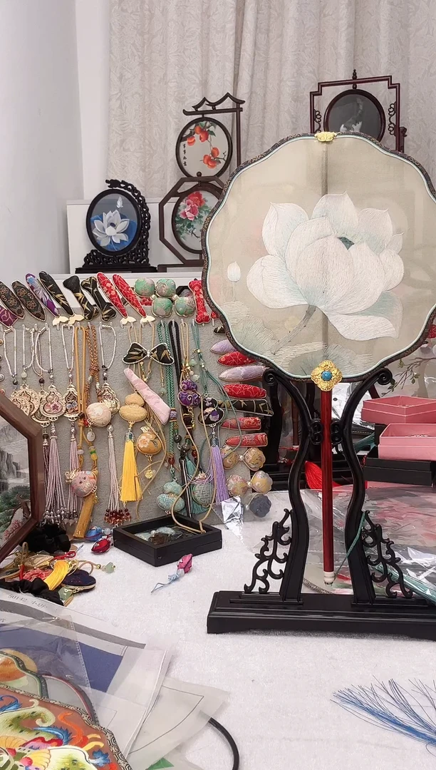 扇子苏绣作品手工团扇