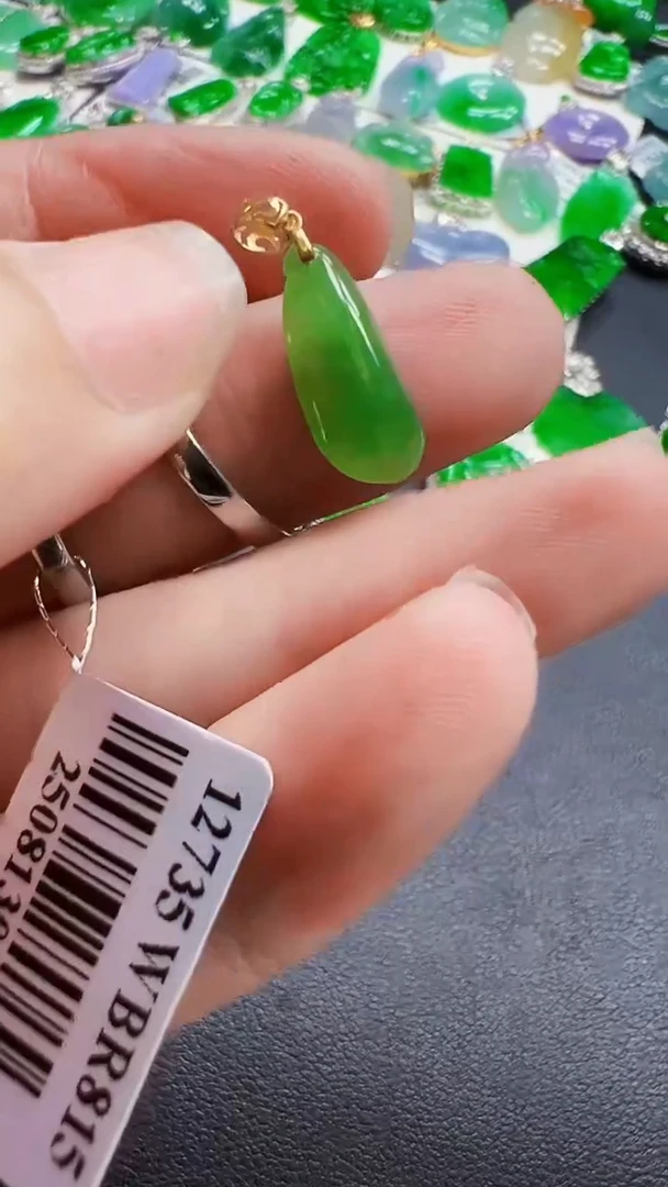 颈饰18K金镶嵌翡翠岁**好吊坠
