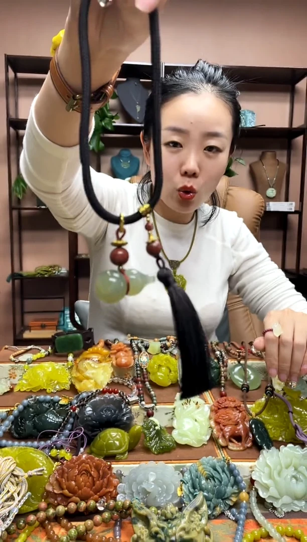 未镶嵌岫玉颈饰·