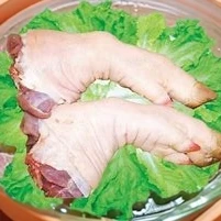 贵州乡下黑毛猪前脚